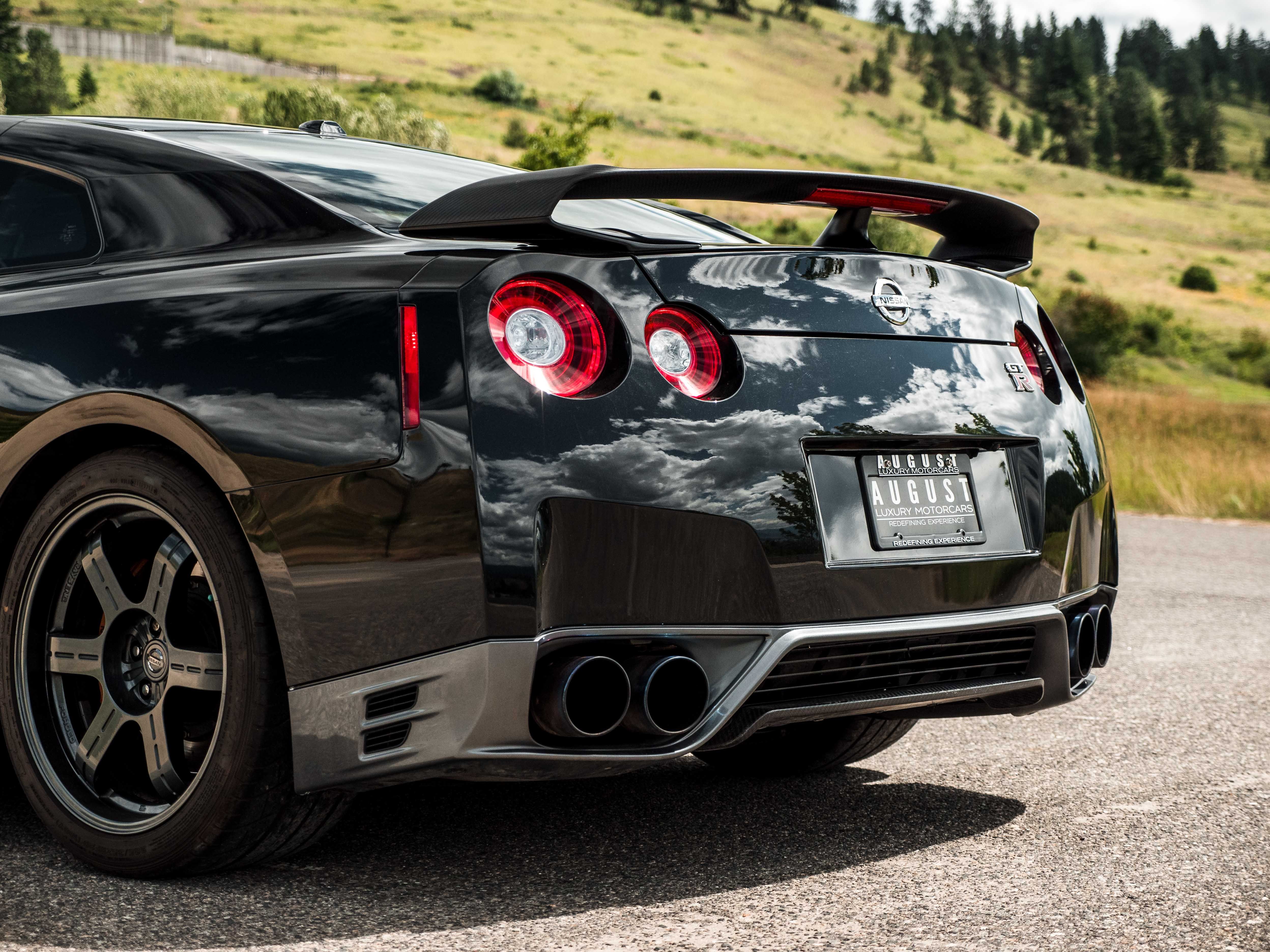 Nissan gtr black